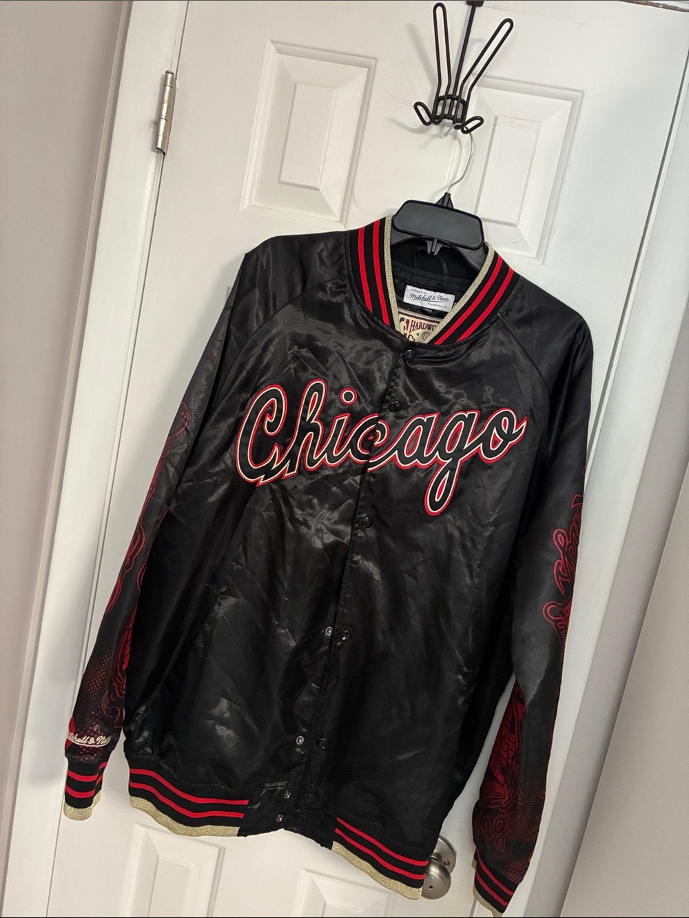 Chicago Bulls Mitchell & Ness Black Satin Raglan Full-Snap Jacket